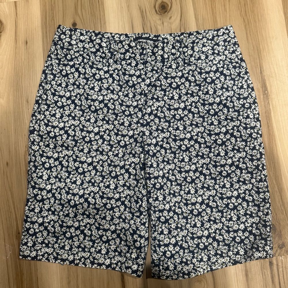 Lands End Blue Daisy Mid Rise Shorts Women’s 4